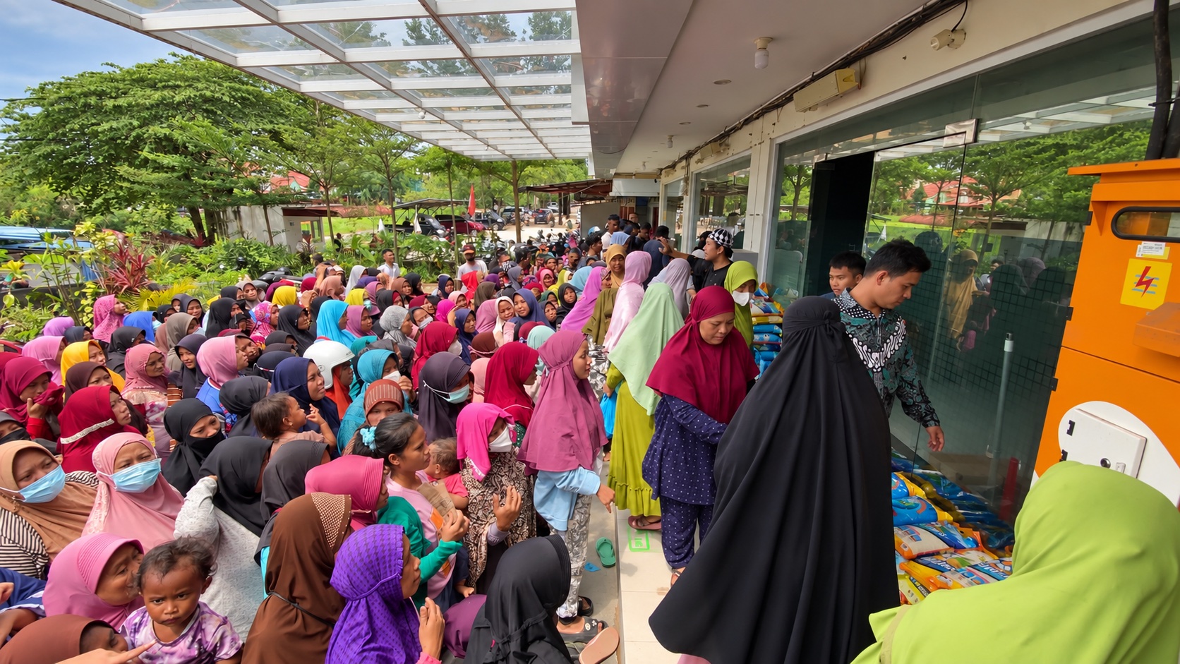 Warga menunggu penyaluran bantuan zakat; cuplikan video yang diolah secara digital.